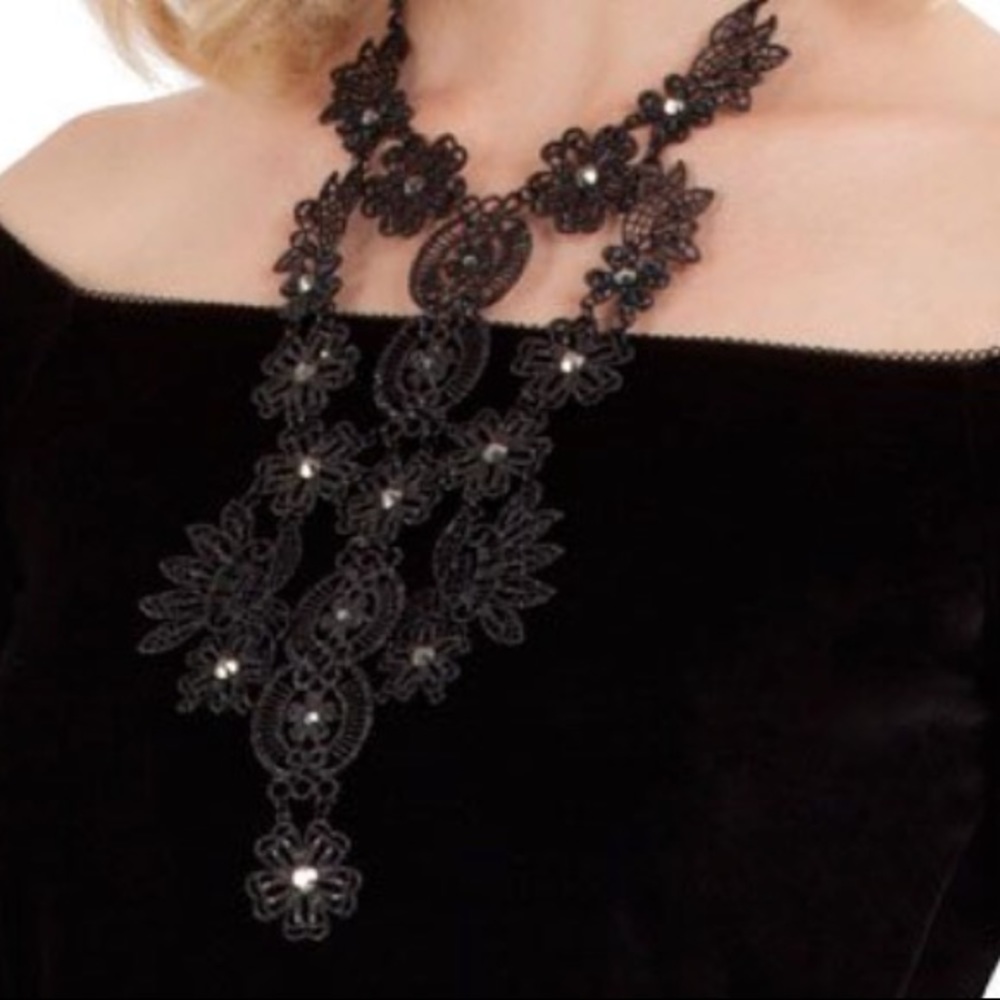 Anne Fontaine Gavotte floral necklace